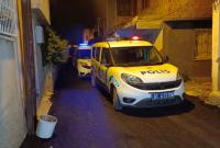 سيارة تابعة للشرطة التركية تقف أمام مكان الحادثة في أضنة (DHA)