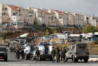جنود من الجيش الإسرائيلي بالقرب من إحدى المستوطنات بالضفة الغربية - رويترز