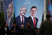 صور معلقة ضمن الدعاية الانتخابية في تركيا (رويترز)