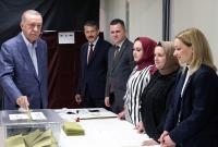 الرئيس التركي رجب طيب أردوغان يدلي بصوته بمركز اقتراع في إسطنبول - 14 أيار 2023 (رويترز)