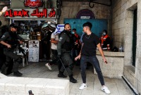 شرطي إسرائيلي يعتدي على فلسطيني بالقرب من بوابة دمشق للمدينة القديمة بالقدس