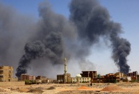 تصاعد الدخان فوق المباني بعد قصف جوي خلال اشتباكات بين قوات الدعم السريع شبه العسكرية والجيش في الخرطوم