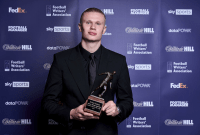 إرلينج هالاند مع جائزة أفضل لاعب في الدوري الإنجليزي 