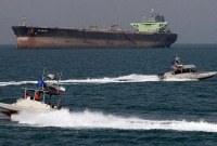 زاورق الحرس الثوري الإيراني تبحر إلى جوار ناقلة نفط في مياه الخليج العربي (أرشيفية -  وكالة Getty) 