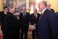 وزير الخارجية التركي مولود جاويش أوغلو يصافح وزير خارجية النظام فيصل المقداد في موسكو (الأناضول)
