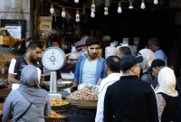 سوريون يشترون المكسرات في منطقة الميدان بدمشق