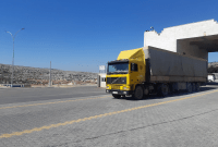 شاحنة تحمل مساعدات أممية تدخل من معبر باب الهوى إلى الشمال السوري - الجزيرة
