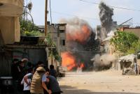 تصاعد ألسنة اللهب والدخان من جراء القصف الإسرائيلي على بيت لاهيا شمالي قطاع غزة، 12 أيار/مايو 2023 (AFP)