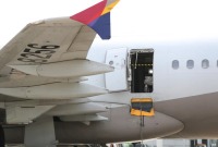 راكب يفتح باب طائرة قبل هبوطها في كوريا الجنوبية | فيديو