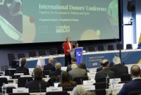 رئيسة المفوضية الأوروبية أورسولا فون دير لاين تلقي كلمة في افتتاحية المؤتمر في بروكسل بعد الزلزال المدمر في سوريا وتركيا (EPA Photo)
