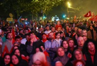 مواطنون أتراك يتابعون خطاب الرئيس التركي رجب طيب أردوغان بعد صدور نتائج الجولة الثانية من الانتخابات الرئاسية التركية (رويترز)