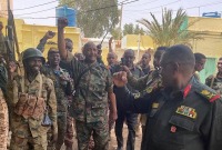 قائد الجيش السوداني في الميدان يتفقد جنود القوات المسلحة – 30 أيار 2023 (رويترز)