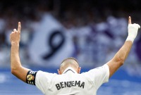 نجم ريال مدريد كريمة بنزيما يحتفل بتسجيل هدفه الأول في شباك برشلونة خلال مبارة جمعتهما، 16 تشرين الأول 2022 (رويترز)