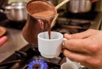 طرح ظرف قهوة يكفي لأربعة فناجين في الأسواق السورية (تعبيرية)