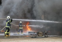 متطوعون في الدفاع المدني يخمدون حريقاً في الشمال السوري (فيس بوك)