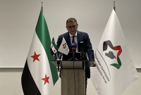 رئيس هيئة التفاوض السورية بدر جاموس خلال مؤمر صحفي في جنيف - الأناضول