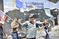 محتجون يحطمون واجهة بنك بيروت - الأناضول