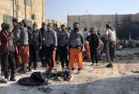 عناصر من "داعش" المحتزين في سجن الصناعة بمدينة الحسكة شمال شرقي سوريا - (FARHAD SHAMI/ تويتر)