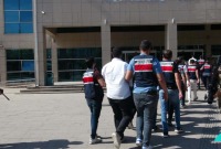 قوات الجندرما التركية تلقي القبض على موظفين في الجمارك وتقتادهم إلى مركز الاحتجاز (DHA)