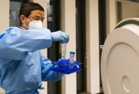العالِم الباحث يي يانغ يسترجع عينات في معهد لقاحات السرطان التابع لجامعة واشنطن في سياتل (AP)