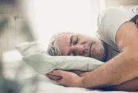 لماذا يحتاج الإنسان إلى النوم.. وماذا يحدث في أجسامنا خلاله؟