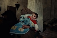 رضيع سوري يقيم برفقة أهله في مغسل للسيارات بمدينة أنطاكيا التركية بعيد وقوع الزلزال