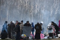 لاجئون على الحدود التركية اليونانية ينتظرون تهريبهم إلى الأراضي الأوروبية - AFP
