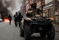 ضباط يركبون سيارة خلال أعمال الشغب في مدينة ليل الفرنسية ـ رويترز