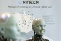 روبوت شبيه بالبشر في مؤتمر "الذكاء الصناعي من أجل الخير" (رويترز)
