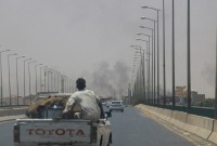 دخان يتصاعد بالقرب من جسر حلفايا بين أم درمان والخرطوم بحري