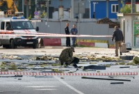 أعضاء من الأجهزة الأمنية يحققون في موقع مبنى مدمر في أعقاب هجوم بطائرة بدون طيار في موسكو ، روسيا ، 24 يوليو / تموز 2023. رويترز