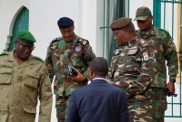 الجنرال عبد الرحمن تياني ، الذي أعلنه قادة الانقلاب كرئيس جديد لدولة النيجر ، يلتقي بالوزراء في نيامي.