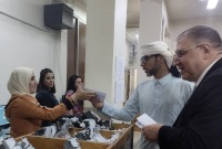 طباع ورئيس "مؤسسة المثقال" يقدمان ظروفاً مالية لعدد من المدرسين في دمشق