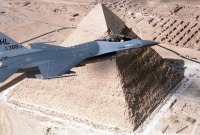 طائرة إف-16 أميركية تحلق فوق مصر في تدريبات عسكرية جرت في تشرين الثاني عام 1981