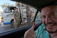 اليوتيوبر التركي فاتح كابوران على حاجز تابع للمخابرات الجوية في العاصمة السورية دمشق (يوتيوب)