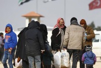 سوريون عائدون إلى بلدهم عبر المعابر الحدودية (رويترز)