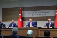 الرئيس التركي رجب طيب أردوغان مع أعضاء حكوته في مطار أتاتورك قبل سفره إلى ليتوانيا لحضور مؤتمر حلف شمال الأطلسي (رويترز)