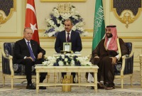 ولي العهد السعودي محمد بن سلمان يستقبل الرئيس التركي رجب طيب أردوغان في الرياض (الأناضول)