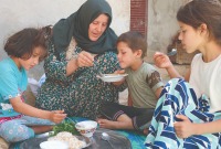 عائلة سورية تتناول وجبة بسيطة (برنامج الغذاء العالمي)