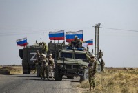 رتل روسي ينفذ دورية عسكرية بالقرب من حقل نفط في بلدة القحطانية شمال شرقي محافظة الحسكة - تشرين الأول 2022 (AFP)