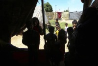 أطفال لاجئون سوريون يلهون أمام خيمة في مخيم للاجئين السوريين قريب من العاصمة الأردنية عمان- تاريخ الصورة: 5 حزيران 2023