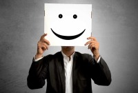 هل تصنُّع الابتسامة يساعد على تحسين المزاج والشعور بالسعادة؟