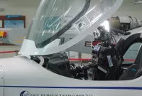 روبوت بشري يقود الطائرات بالذكاء الاصطناعي.. هل هو آمن؟