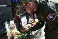 أحد مقاتلي فاغنر وهو يعزي بييفغيني بريغوجين من أمام مكتب فاغنر في نوفوسيبيرسك- التاريخ: 24 آب 2023