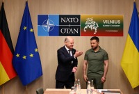 الرئيس الأوكراني فولوديمير زيلينسكي والمستشار الألماني أولاف شولتز يلتقيان خلال قمة لزعماء الناتو في فيلنيوس ، ليتوانيا في 12 يوليو / تمو