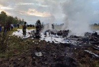 رجال الإطفاء يعملون وسط حطام طائرة في مكان الحادث بعد تحطم طائرة خاصة في منطقة تفير، روسيا، 23 أغسطس 2023.