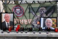 منظر يظهر صورًا لرئيس المرتزقة الروسي يفغيني بريجوزين وقائد مجموعة فاغنر ديمتري أوتكين في نصب تذكاري مؤقت في موسكو