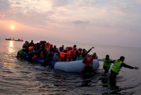 لاجئون سوريون يصلون إلى إحدى الجزر اليونانية
