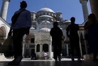 باحة مسجد إمينونو وسط مدينة إسطنبول (EPA)