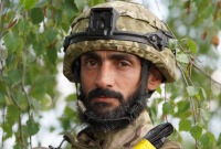 الشاب السوري حسن الذي يعمل مدرباً صحياً في الجيش الأوكراني